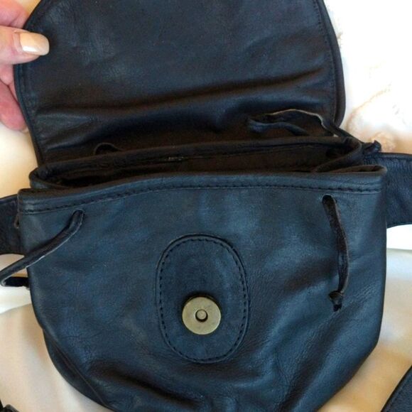 Simon Cross Shoulder/ Belt Bag - Picture 10 of 14